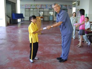มอบทุนมอบศึกษาให้แก่นักเรียน ในโรงเรียนที่อยู่ในชุมชนใกล้เคียงกับโรงงาน