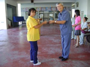 มอบทุนมอบศึกษาให้แก่นักเรียน ในโรงเรียนที่อยู่ในชุมชนใกล้เคียงกับโรงงาน