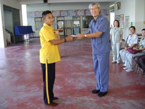 มอบทุนมอบศึกษาให้แก่นักเรียน ในโรงเรียนที่อยู่ในชุมชนใกล้เคียงกับโรงงาน