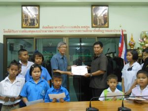 มอบทุนมอบศึกษาให้แก่นักเรียน ในโรงเรียนที่อยู่ในชุมชนใกล้เคียงกับโรงงาน