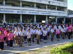 มอบทุนมอบศึกษาให้แก่นักเรียน ในโรงเรียนที่อยู่ในชุมชนใกล้เคียงกับโรงงาน