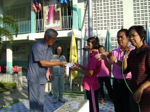 มอบทุนมอบศึกษาให้แก่นักเรียน ในโรงเรียนที่อยู่ในชุมชนใกล้เคียงกับโรงงาน